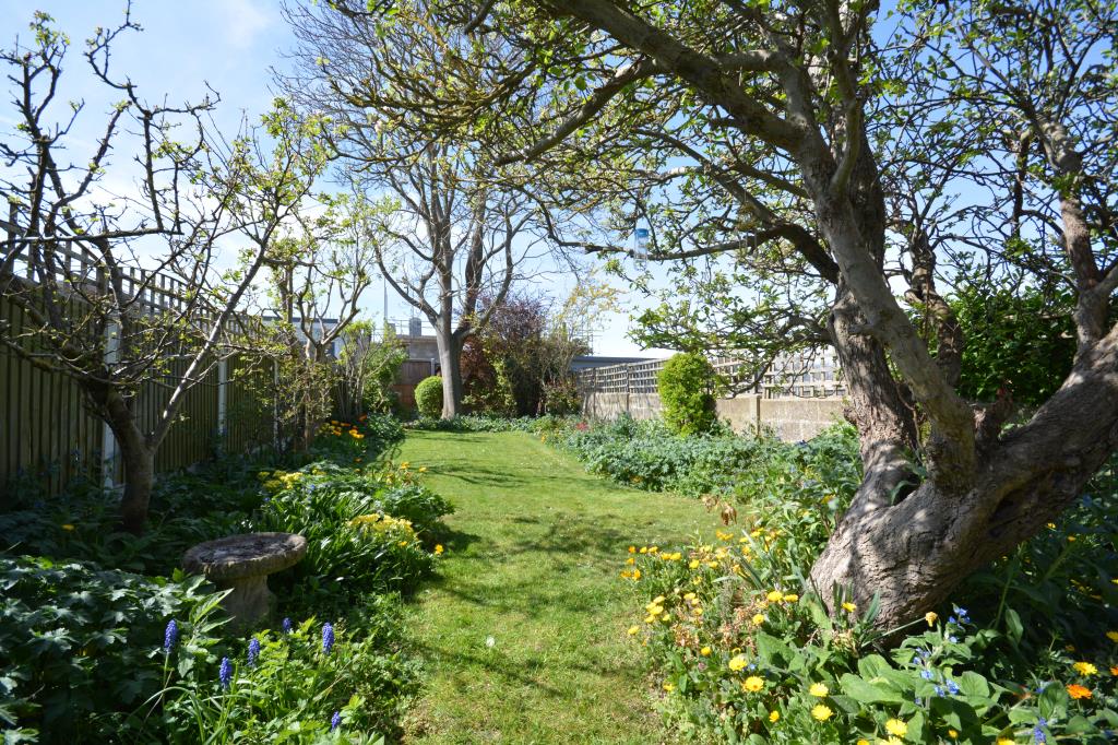 Lot: 130 - SEMI-DETACHED HOUSE FOR REBURBISHMENT - Garden to rear